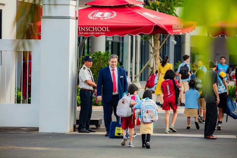 nhan-hoc-bong-giao-duc-cho-con-khi-mua-nha-vinhomes-grand-park