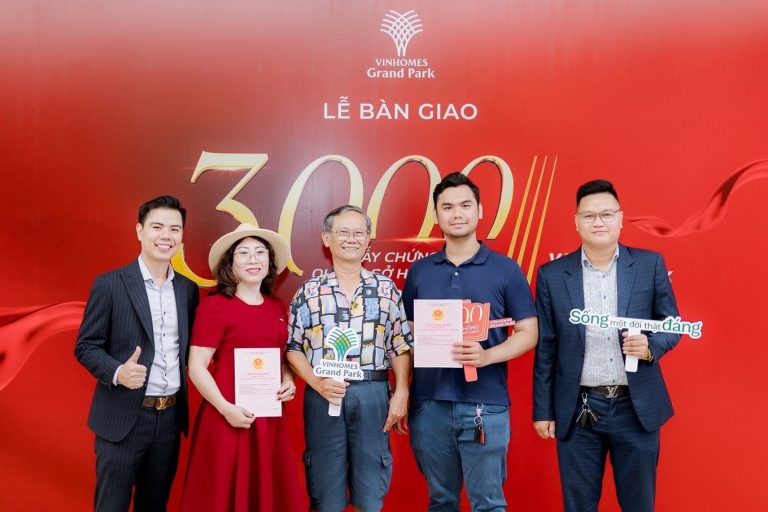 cu-dan-tai-vinhomes-grand-park-da-nhan-duoc-so-hong2