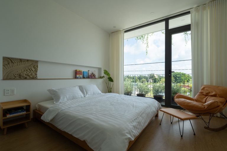 nha-ba-tang-ngoi-do-co-hai-mat-tien-dep-lung-linh10