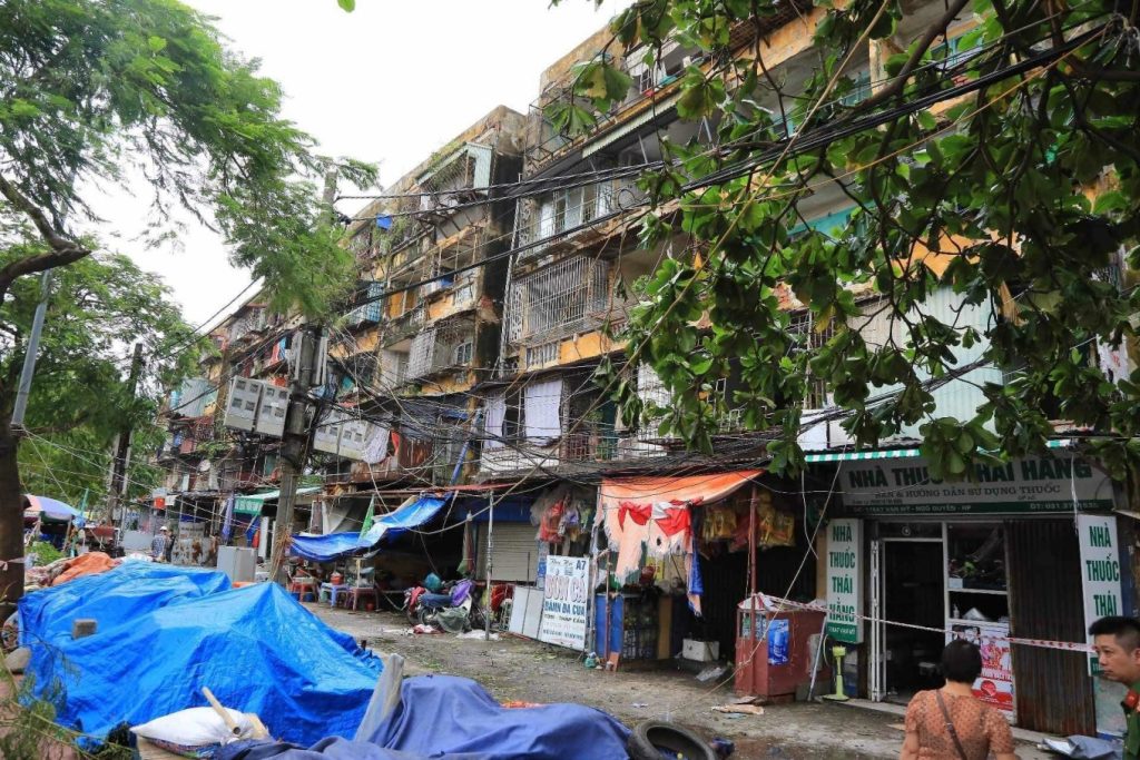 nhieu chung cu cu bi nghieng nut do bao vua qua